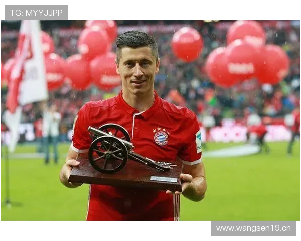 莱万多夫斯基支点与对抗能力解析：传统中锋属性是否全面