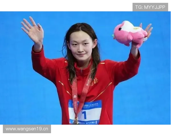 李冰洁训练间隙偷偷买了什么，竟然和赛场上判若两人？